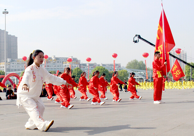 第八屆世界養(yǎng)生大會召開，學(xué)生及愛好者表演“千人五禽戲”