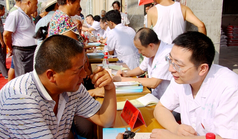 湖北省襄陽(yáng)市中醫(yī)醫(yī)院組織大型義診活動(dòng)