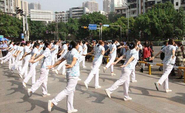 重慶市永川區(qū)中醫(yī)院組織該院護(hù)理人員為市民表演五禽戲