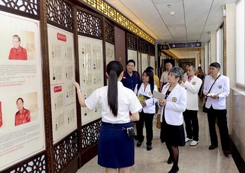 泰國洛坤中醫(yī)協(xié)會代表團一行6人到陜西中醫(yī)藥大學(xué)附屬醫(yī)院參觀交流