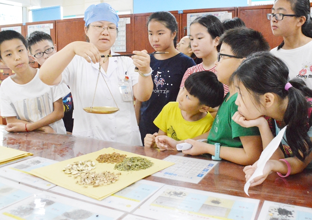 浙江省寧波市鄞州區(qū)人民醫(yī)院開展小小中藥師職業(yè)體驗活動