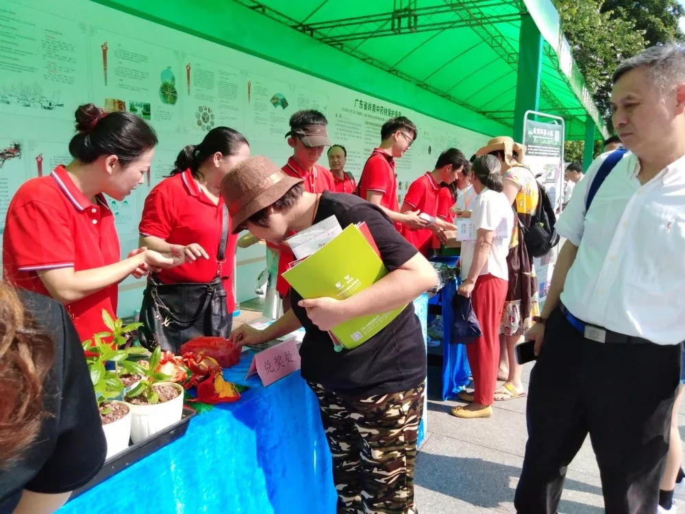 博覽園活動(dòng)團(tuán)隊(duì)開(kāi)始布置展臺(tái)，市民上前圍觀并積極詢問(wèn)