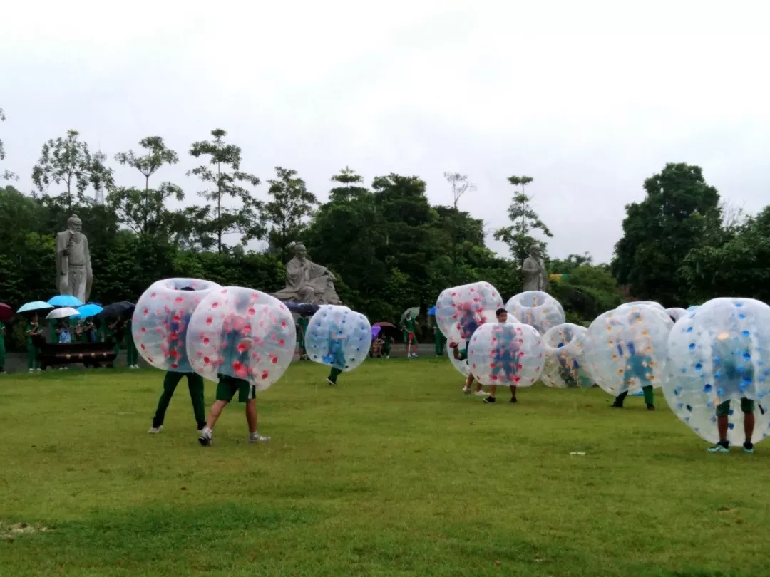 同學(xué)們在雨中游戲