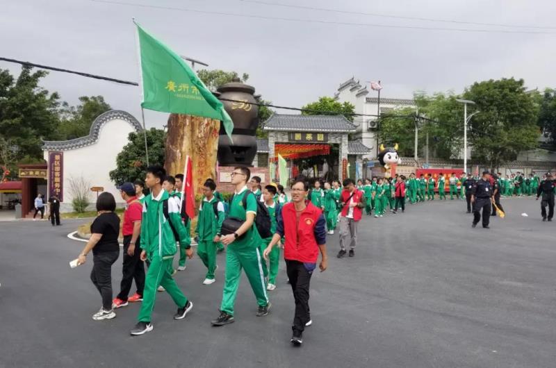 流溪中學(xué)高一年級(jí)組到嶺南中醫(yī)藥文化博覽園開展徒步研學(xué)活動(dòng)